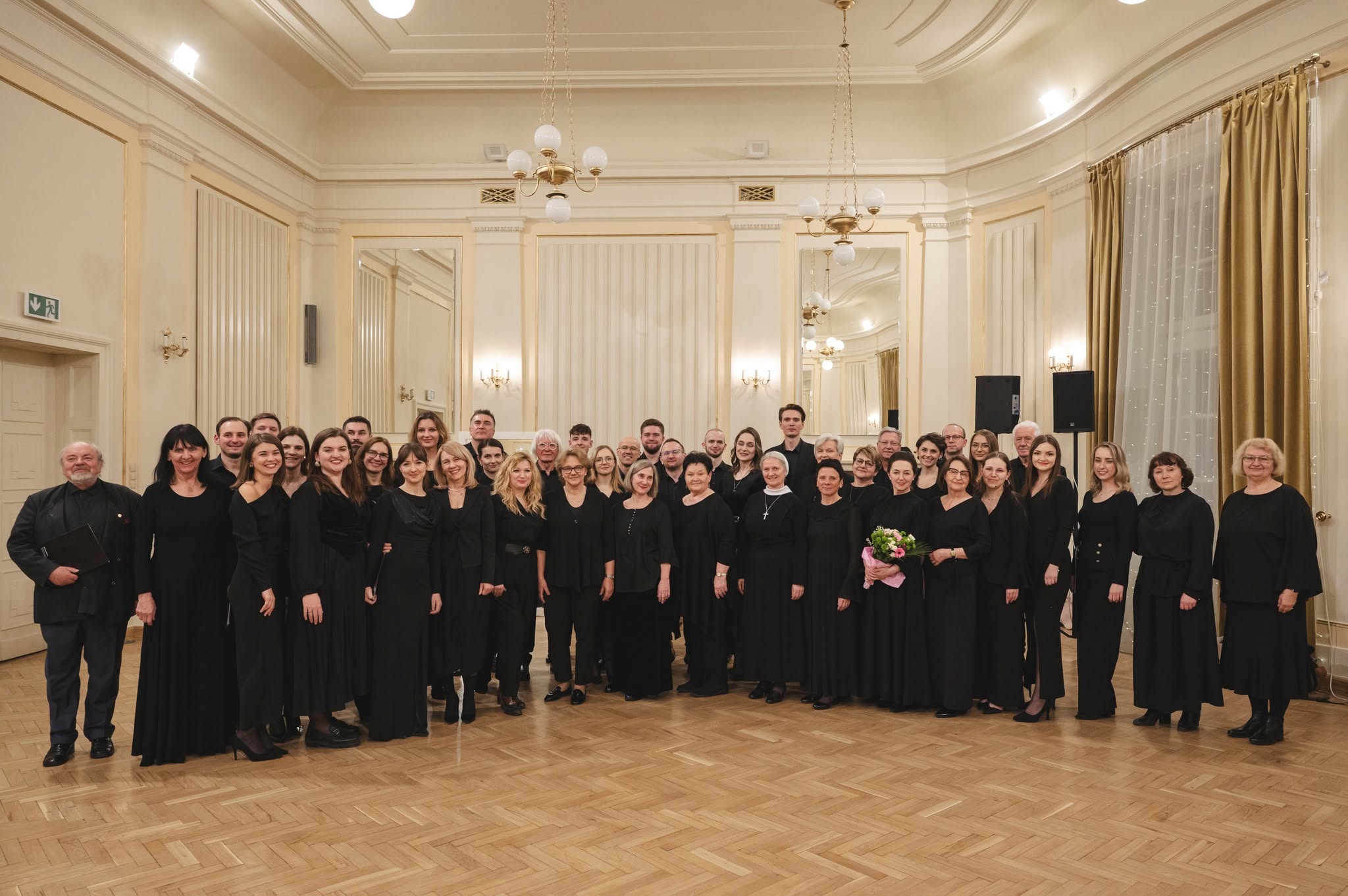 Krakowski Chór Lekarski na scenie filharmonii